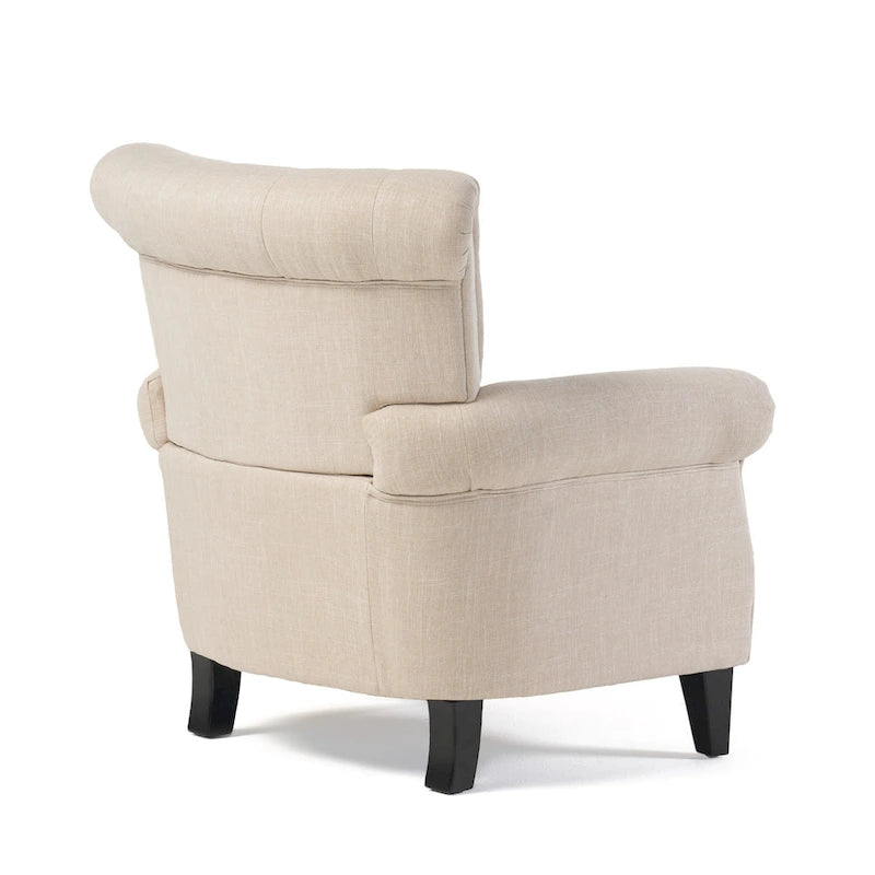 Poltrona singola in tessuto beige con braccioli arrotolati e bottoni decorativi