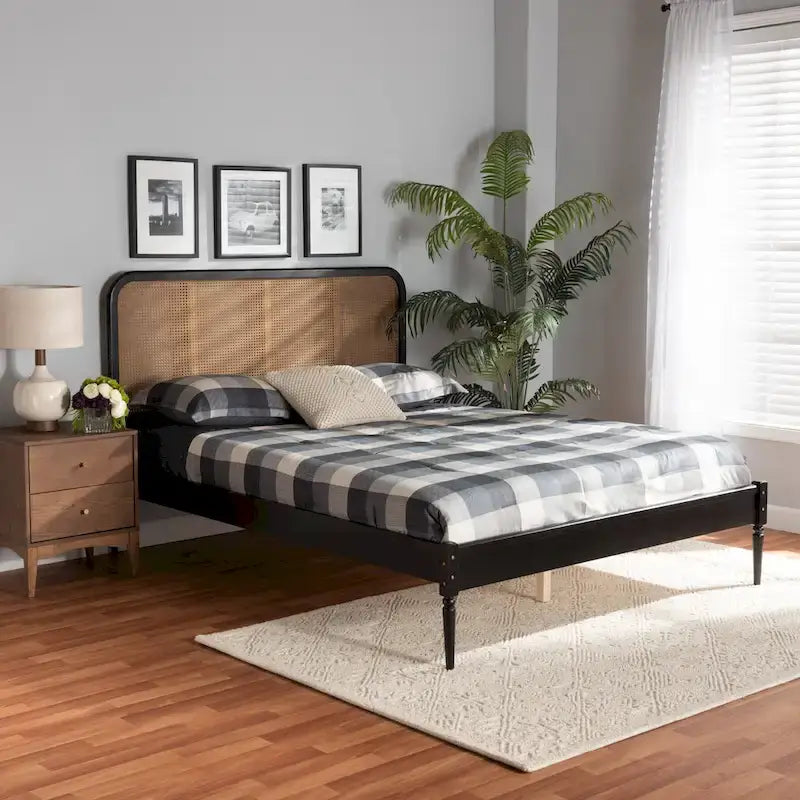 Letto matrimoniale Queen in carbone di legna con testiera in rattan intrecciato in stile Mid-Century