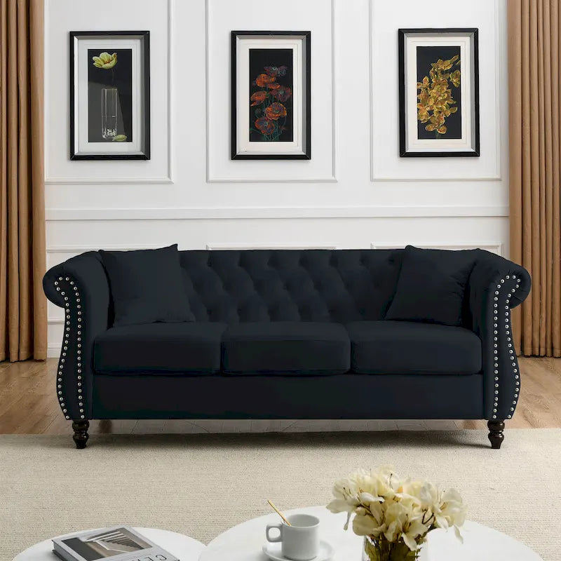 Divano Chesterfield in Velluto Nero, 3 posti, capitonné con braccioli arrotolati e finiture con borchie