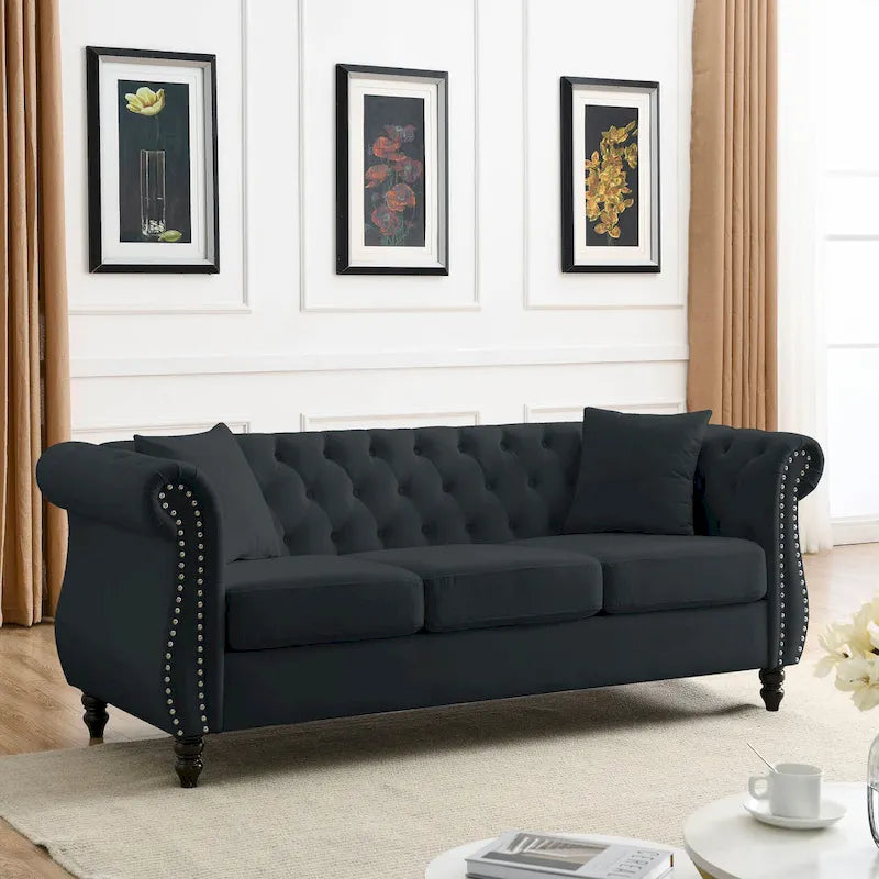 Divano Chesterfield in Velluto Nero, 3 posti, capitonné con braccioli arrotolati e finiture con borchie
