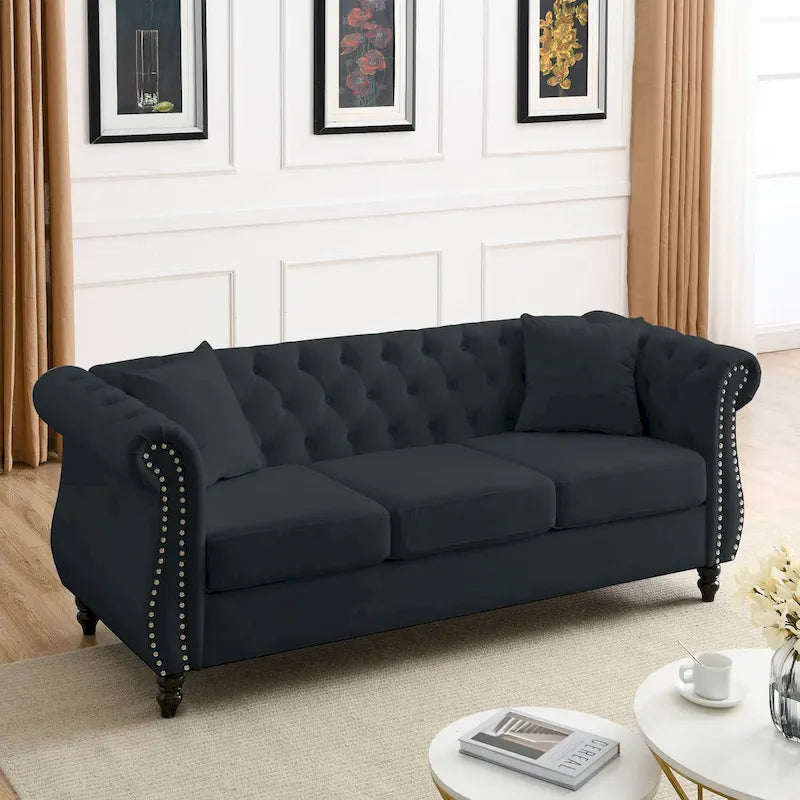 Divano Chesterfield in Velluto Nero, 3 posti, capitonné con braccioli arrotolati e finiture con borchie